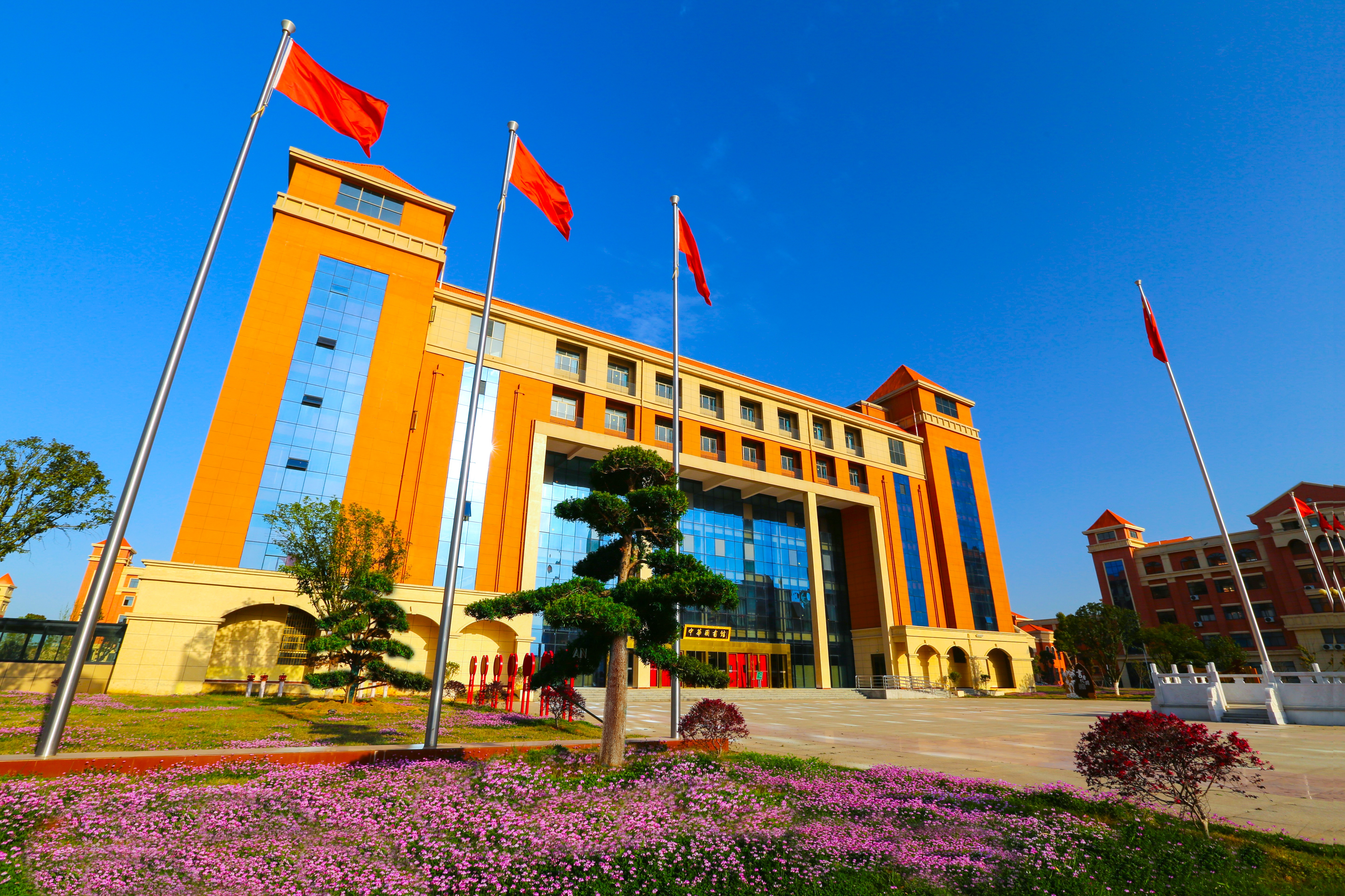 高新校区图书馆外