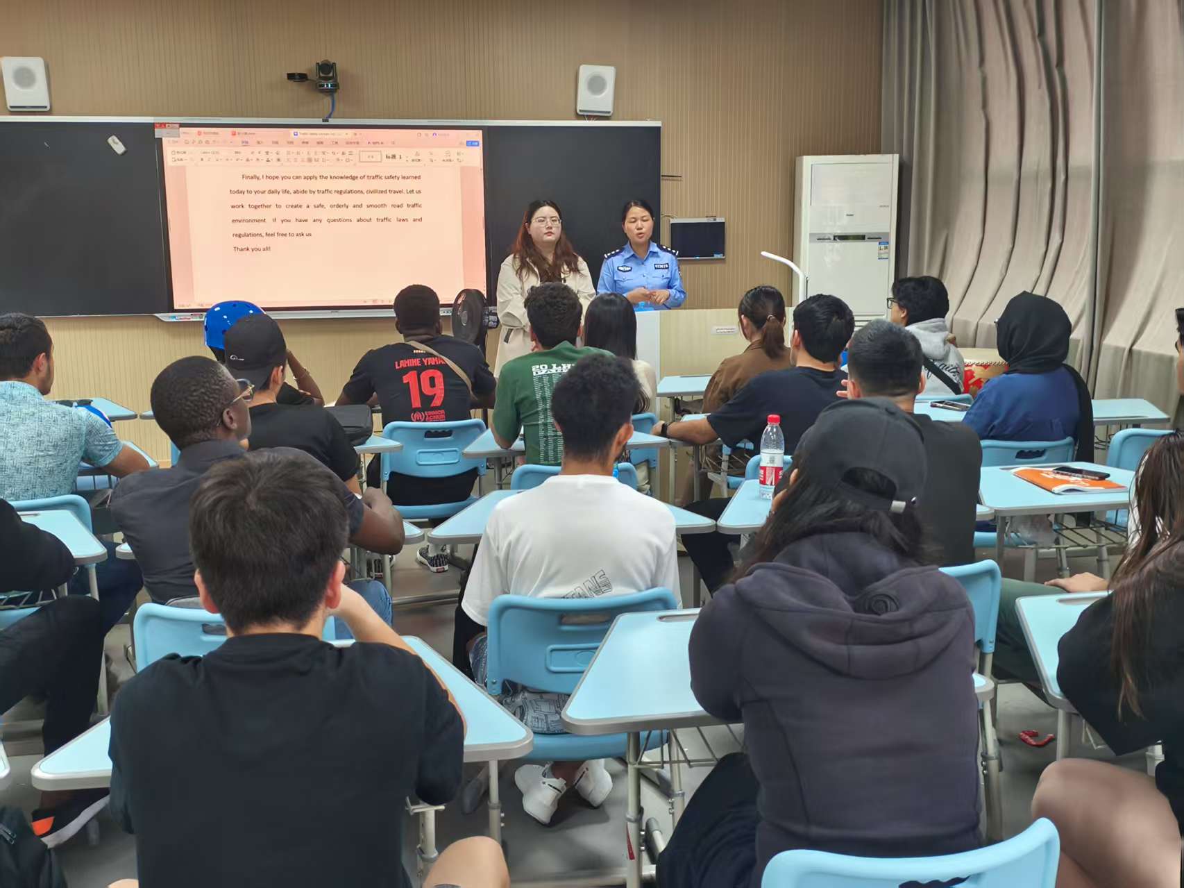 共青城市公安局为我校留学生安全宣讲