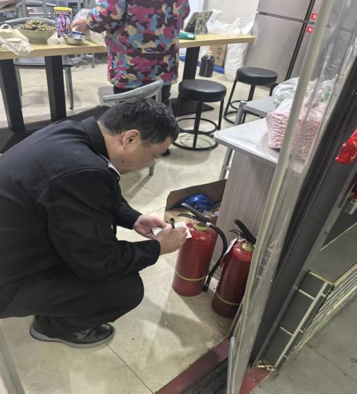 校领导带队开展开学安全检查 筑牢食堂与实训室安全防线